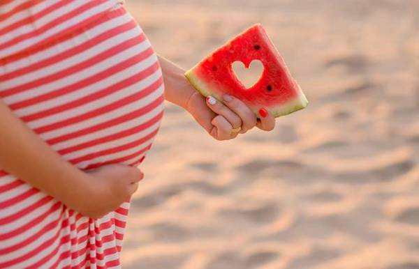 خوردن هندوانه در دوران بارداری خوبه یا بد؟