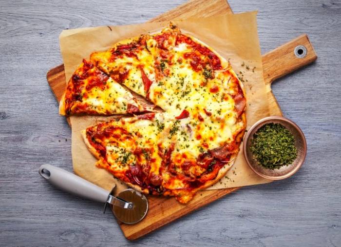 سبزی که روی پیتزا می ریزن دقیقا چیه؟